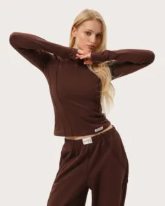 Longsleeve dopasowany z przeszyciami - Czekoladowy