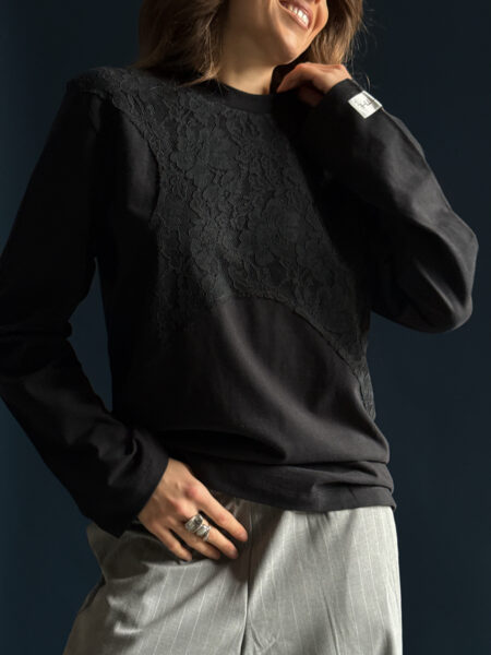 Longsleeve oversize z koronką na biuście - Czarny
