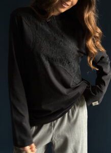 Longsleeve oversize z koronką na biuście - Czarny