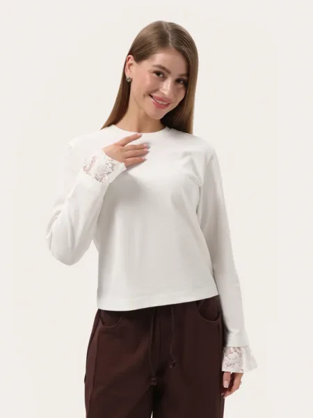 Longsleeve minimalistyczny z koronką na rękawach - Mleczny