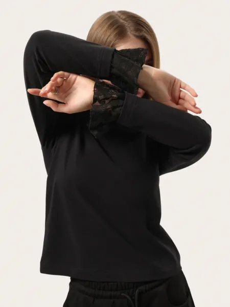 Longsleeve minimalistyczny z koronką na rękawach - Czarny