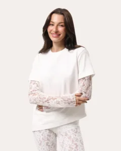 Oversize longsleeve z koronkowymi rękawami i asymetrycznym dołem – mleczny